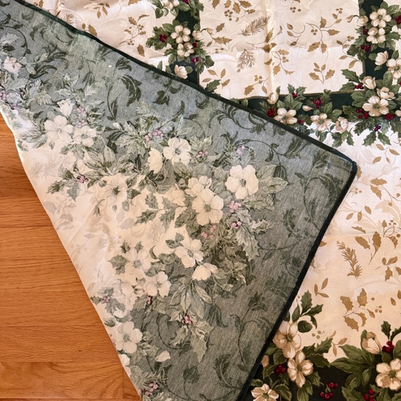 NWOT Christmas Rectangular Table Cloth Flowers Holly Berries Green Cream Gold - Picture 8 of 9